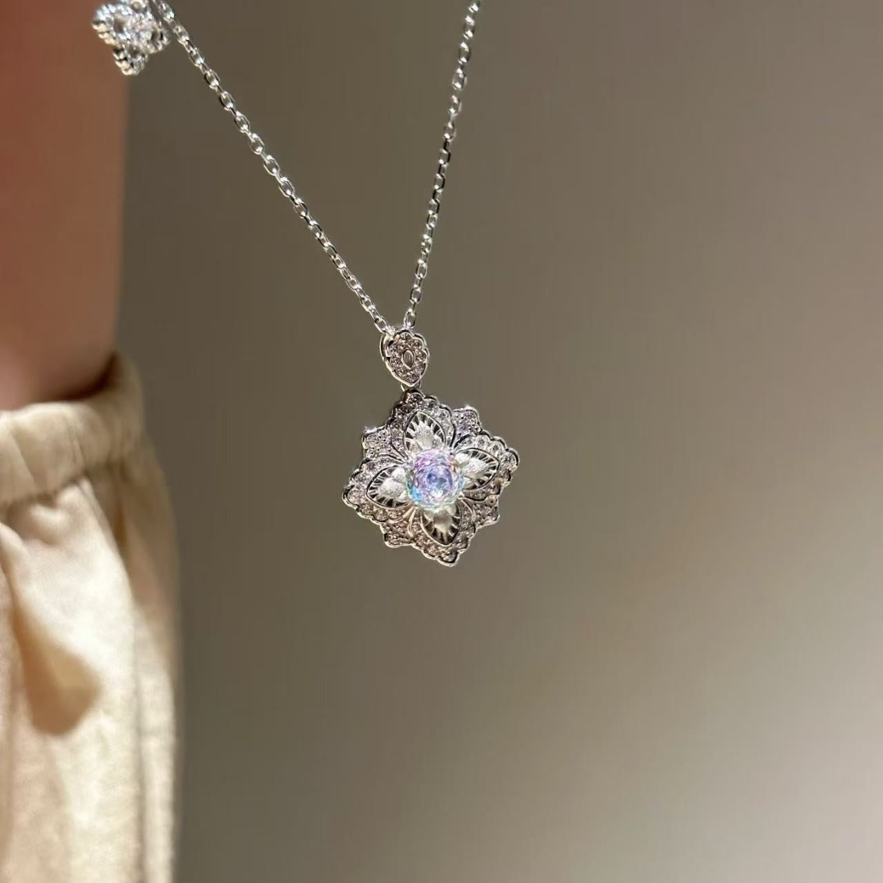 Brushed Craft Cloth Home Style High Carbon Diamond Lucky Four-Leaf Clover Necklace French Retro Palace Style Exquisite High-End Feel