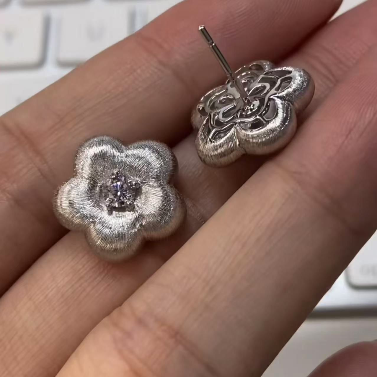 S925 Sterling Silver Brushed Small Gold Flower Earrings Niche Exquisite Light Luxury High-end Flower Earrings