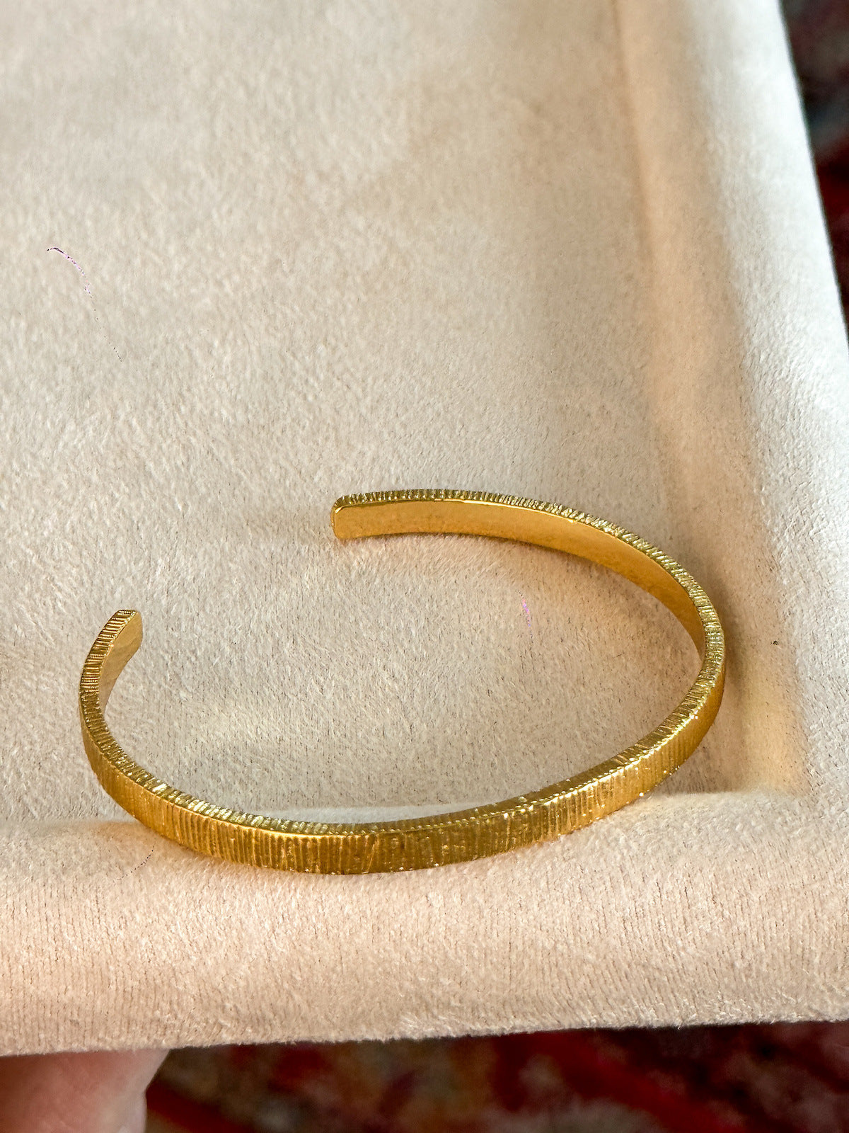 Autumn Winter Layered Gold Vertical Pattern Wide Edge Thin Half Bracelet Vintage Simple Elegant High-end Bracelet for Women