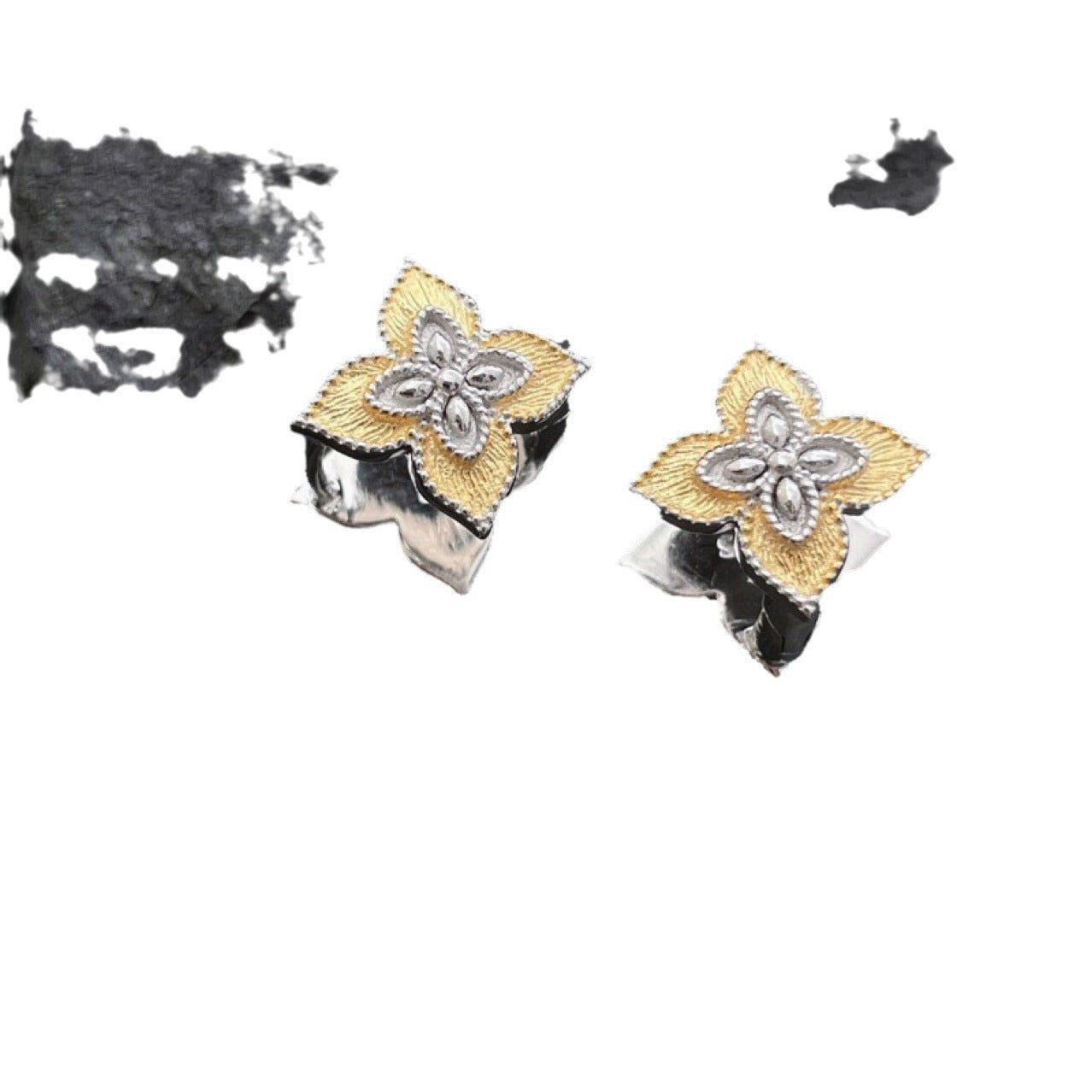Korean Version Gold and Silver Color Matching 925 Silver Tang Grass Pattern Four-leaf Clover Ear Buckle Earrings for Women casual fashion Trend Personality