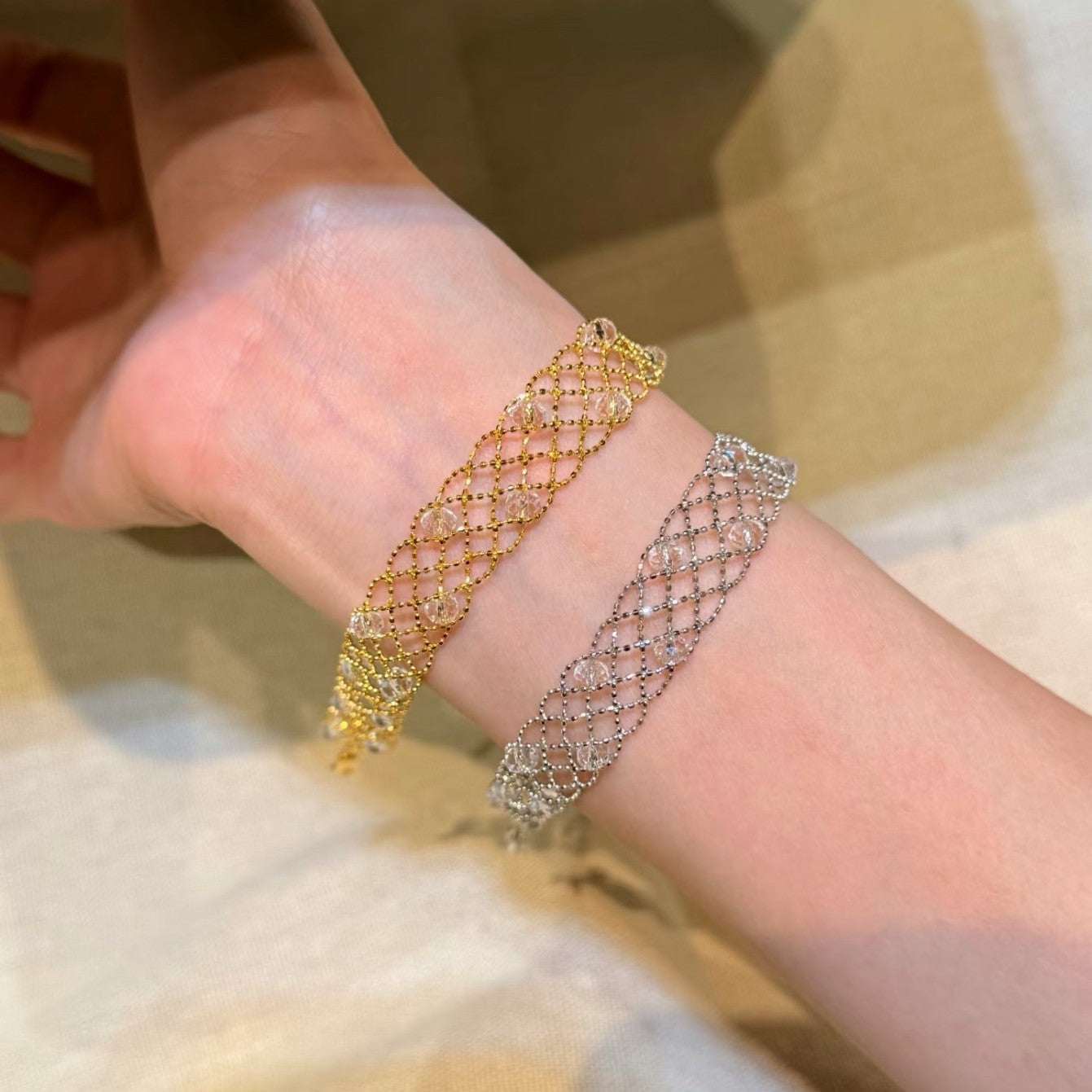 Pure Silver S925 French Retro Sparkling Hollow Lace White Crystal Bracelet Light Luxury Fashionable Elegant Jewelry