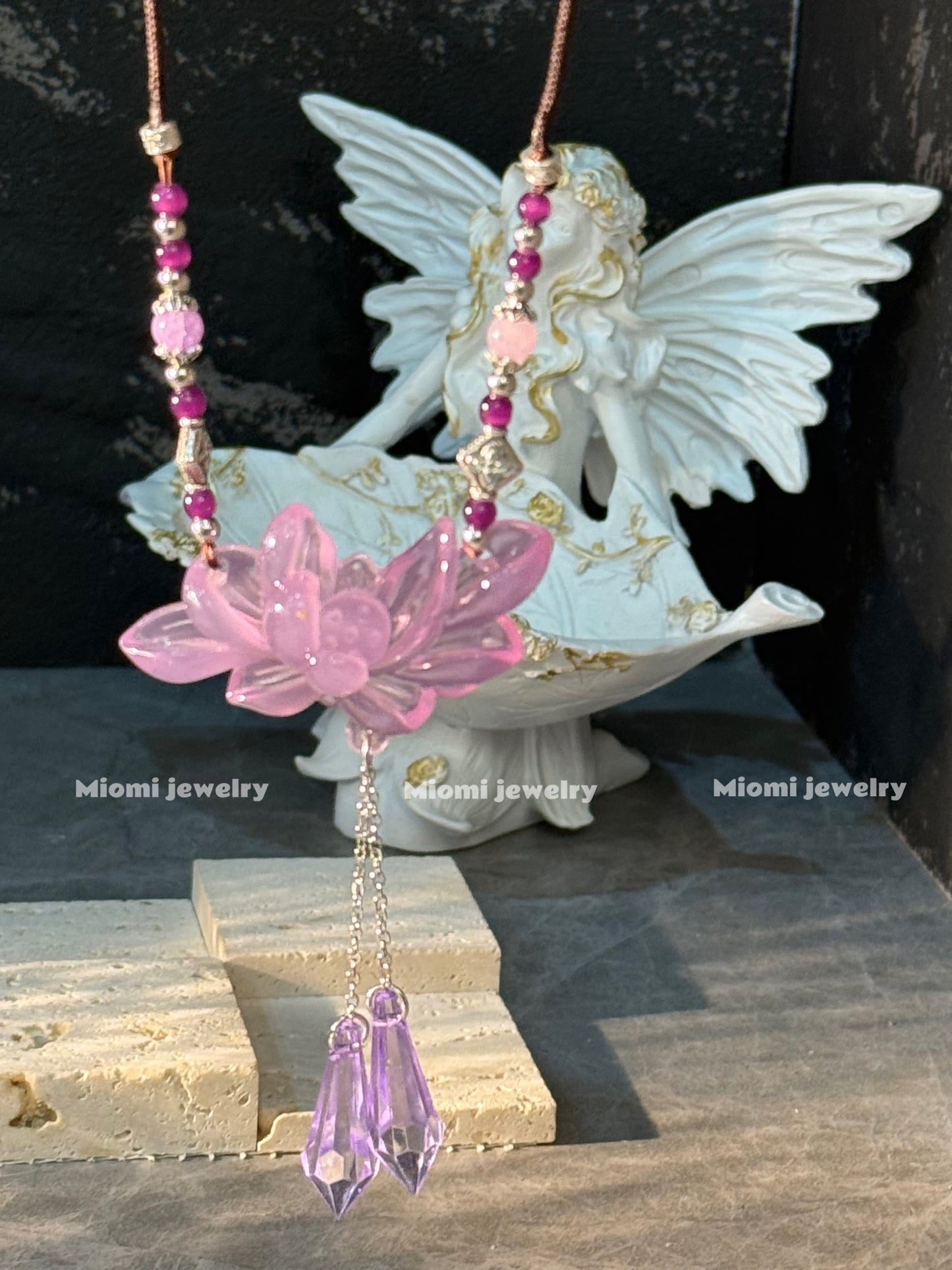 Lotus necklace with adjustable length