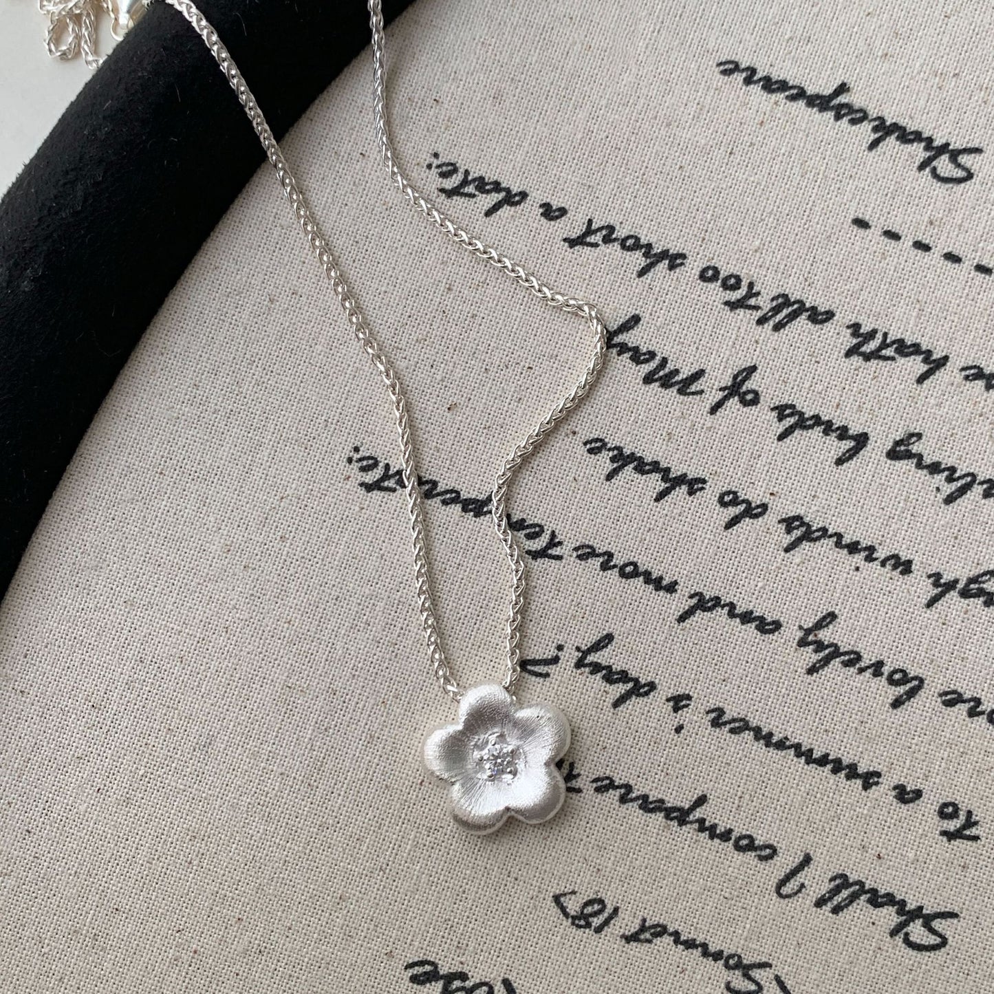 S925 Sterling Silver Vintage Brushed Flower Necklace for Women Retro Light Luxury Niche Design Hot-Selling Collarbone Chain