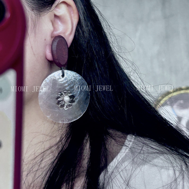 Monies Style Natural Fritillary Black Disc Shell Carved Flower Pearl Earrings Wooden Earrings Exaggerated Studs Handmade Earrings