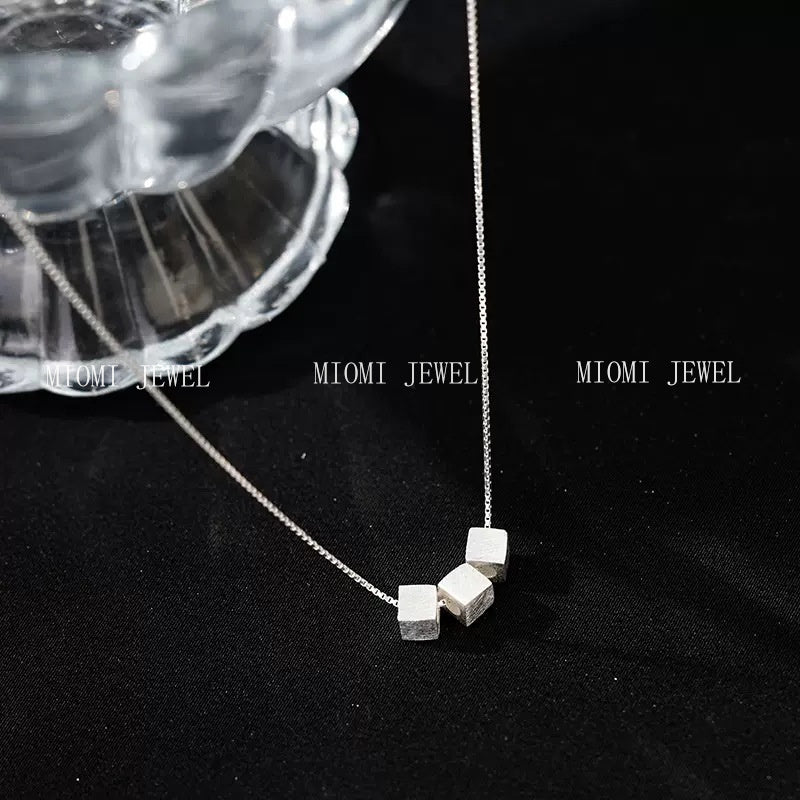 S925 Sterling Silver Small Sugar Cube Necklace for Women, Ins Style, Minimalist Design, Simple Brushed Three Cube Clavicle Chain
