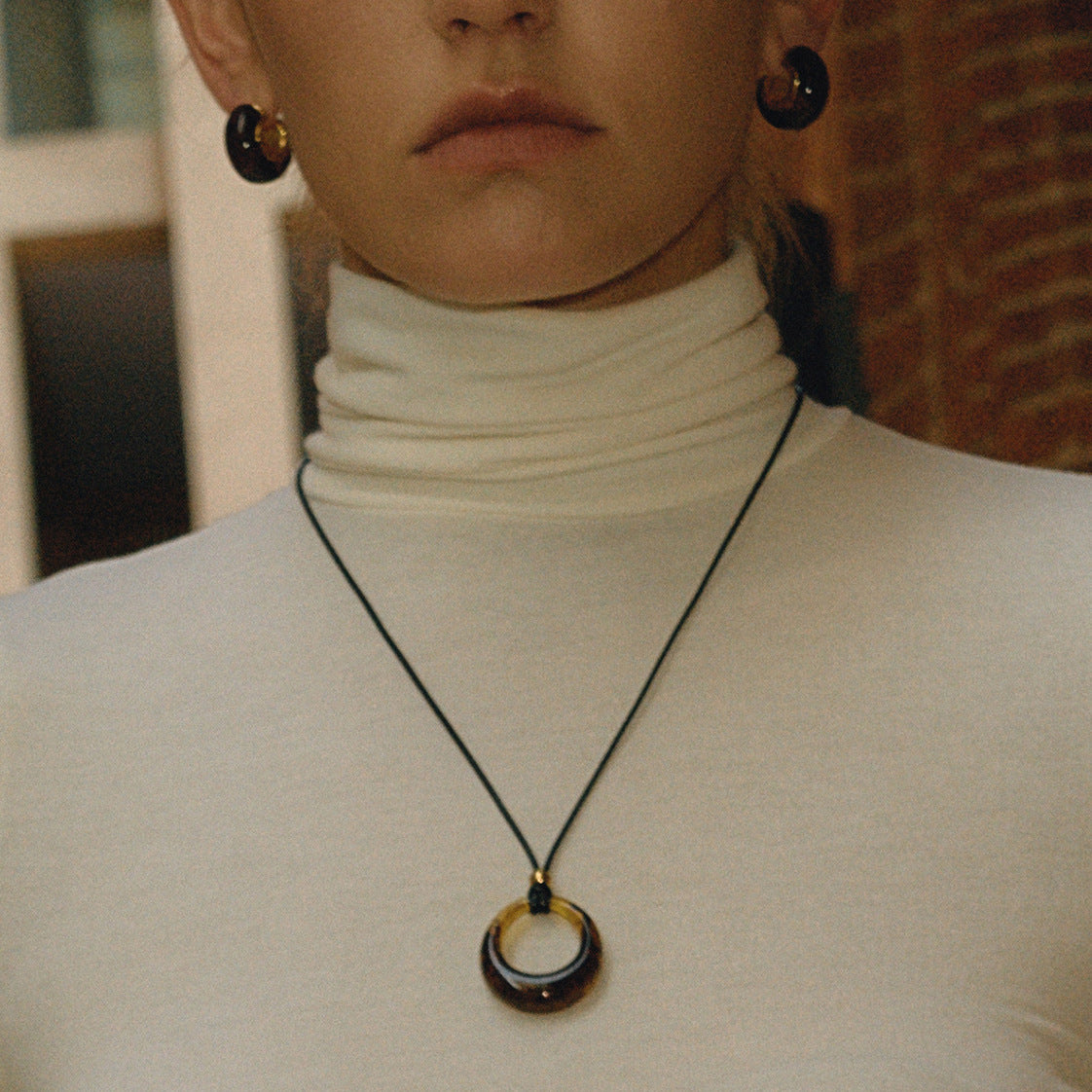 Amber Resin Black Rope Long Necklace Fashion Accessory for Women Autumn Winter Sweater Chain Popular Jewelry