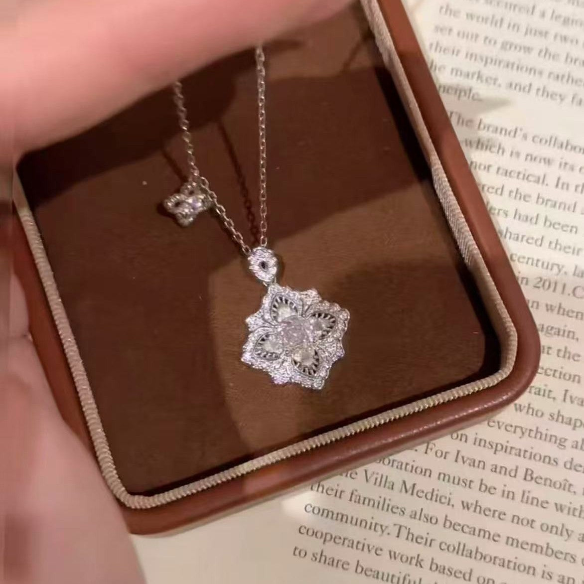 Brushed Craft Cloth Home Style High Carbon Diamond Lucky Four-Leaf Clover Necklace French Retro Palace Style Exquisite High-End Feel