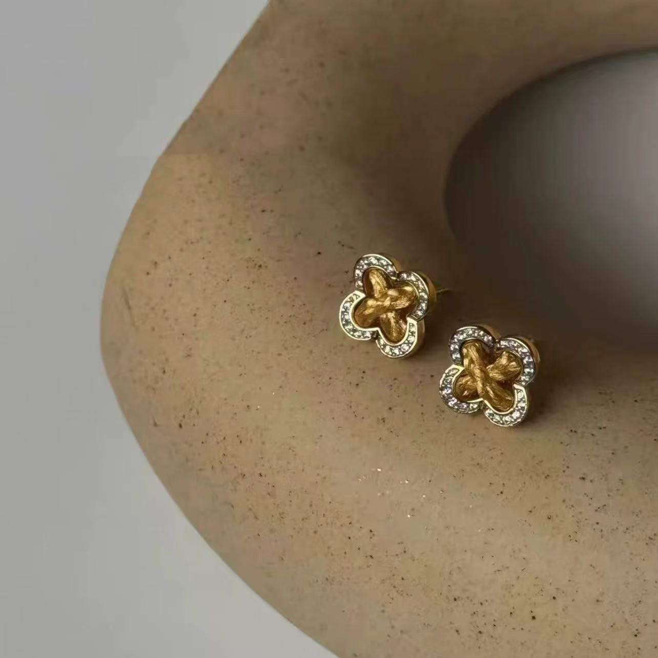 Italian Vintage Brushed S925 Sterling Silver Four-Leaf Clover Zircon Earrings Finger Diamond Inlay Niche Fashion Versatile Exquisite Simple