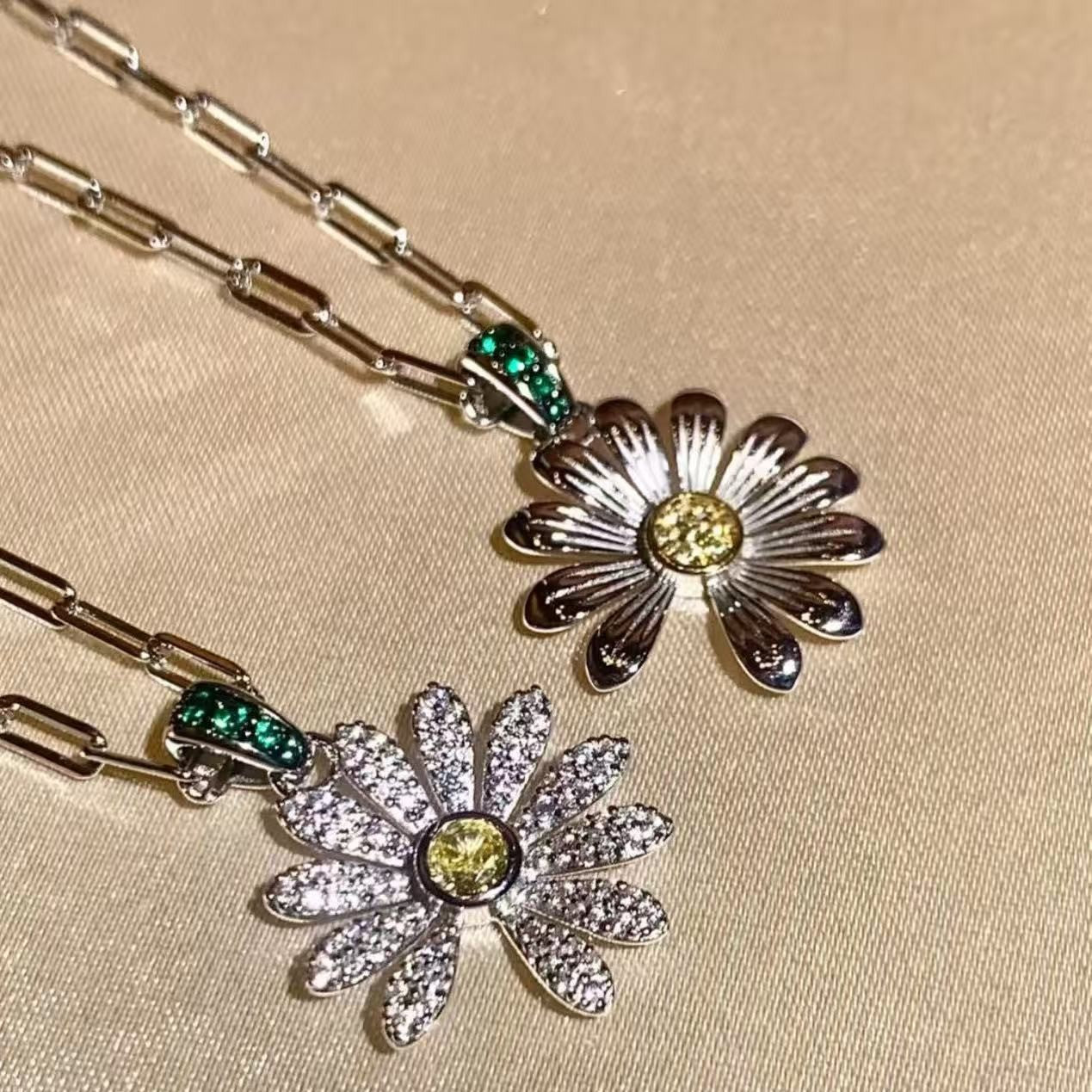 Pure Silver S925 G-Dragon Same Style No Diamond Small Daisy Necklace Light Luxury Unique High-end Elegant Forest Style Collarbone Chain