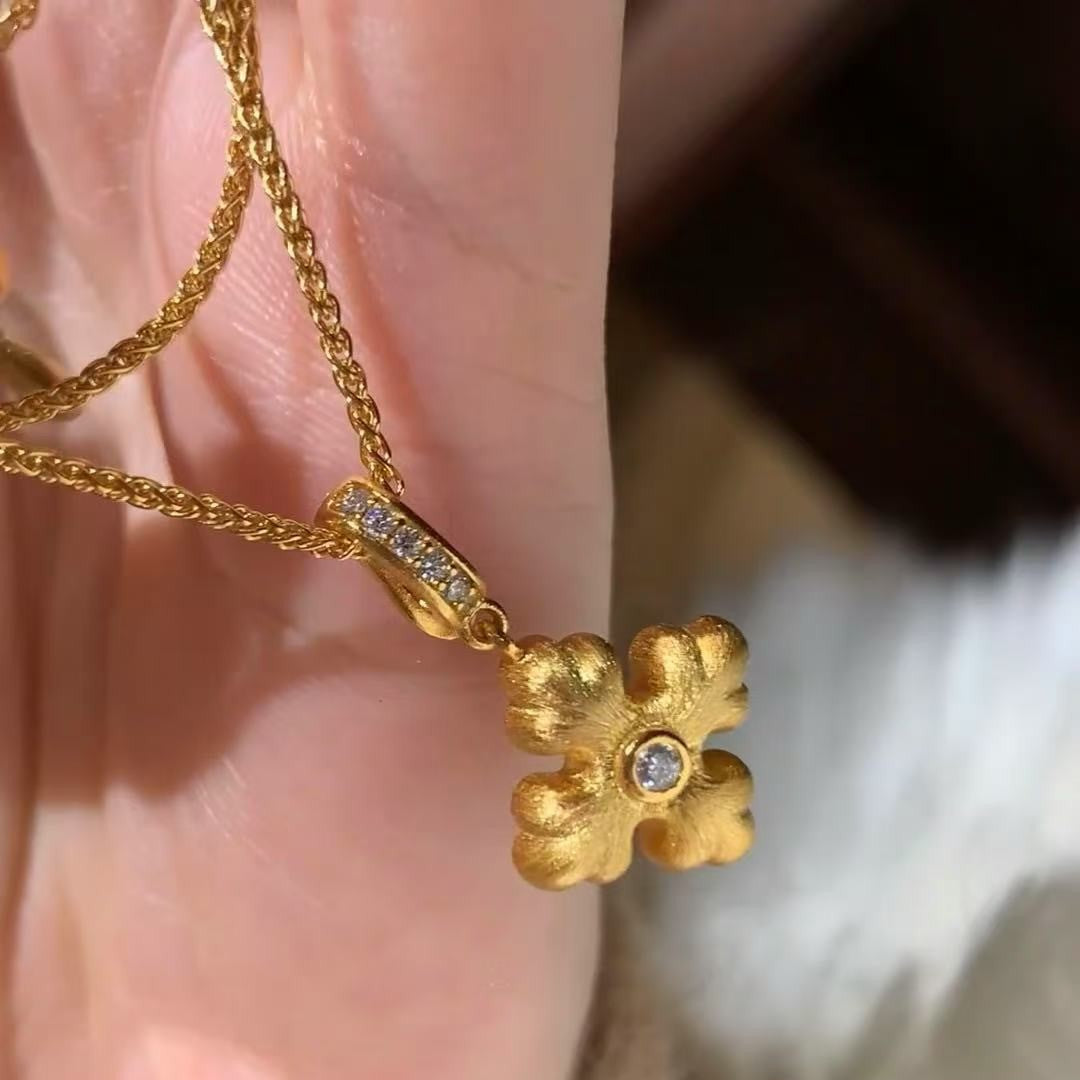 Brushed Craft Chubby Three-Dimensional Iris Flower Necklace Universal Clasp Simple Light Luxury High-End Exquisite Temperament Collarbone Chain