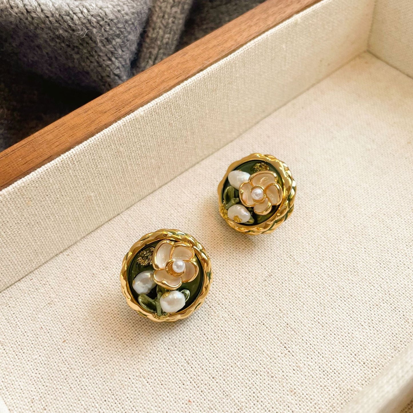 Orecchini a bottone in argento S925 con goccia d'olio, perle d'acqua dolce, foglia d'oro, stile dipinto a olio, orecchini vintage di alta qualità 