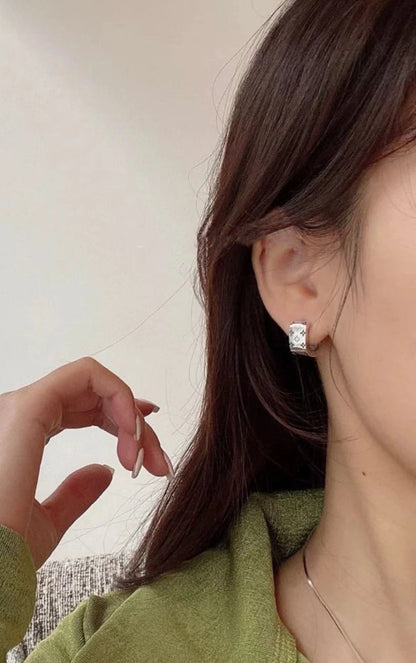 Sterling Silver S925Black and White Four-Leaf Clover Vintage Pattern Wide Earrings High-End Retro Style Earrings