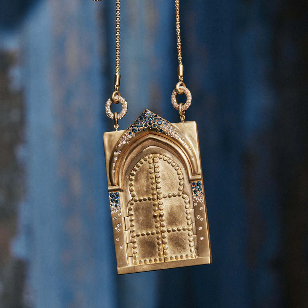 Vintage Element Tarot Card Open and Close Necklace Butterfly Gate of Rebirth Inlaid Diamond Pendant Design Heavy Craft Gold-Plated Jewelry