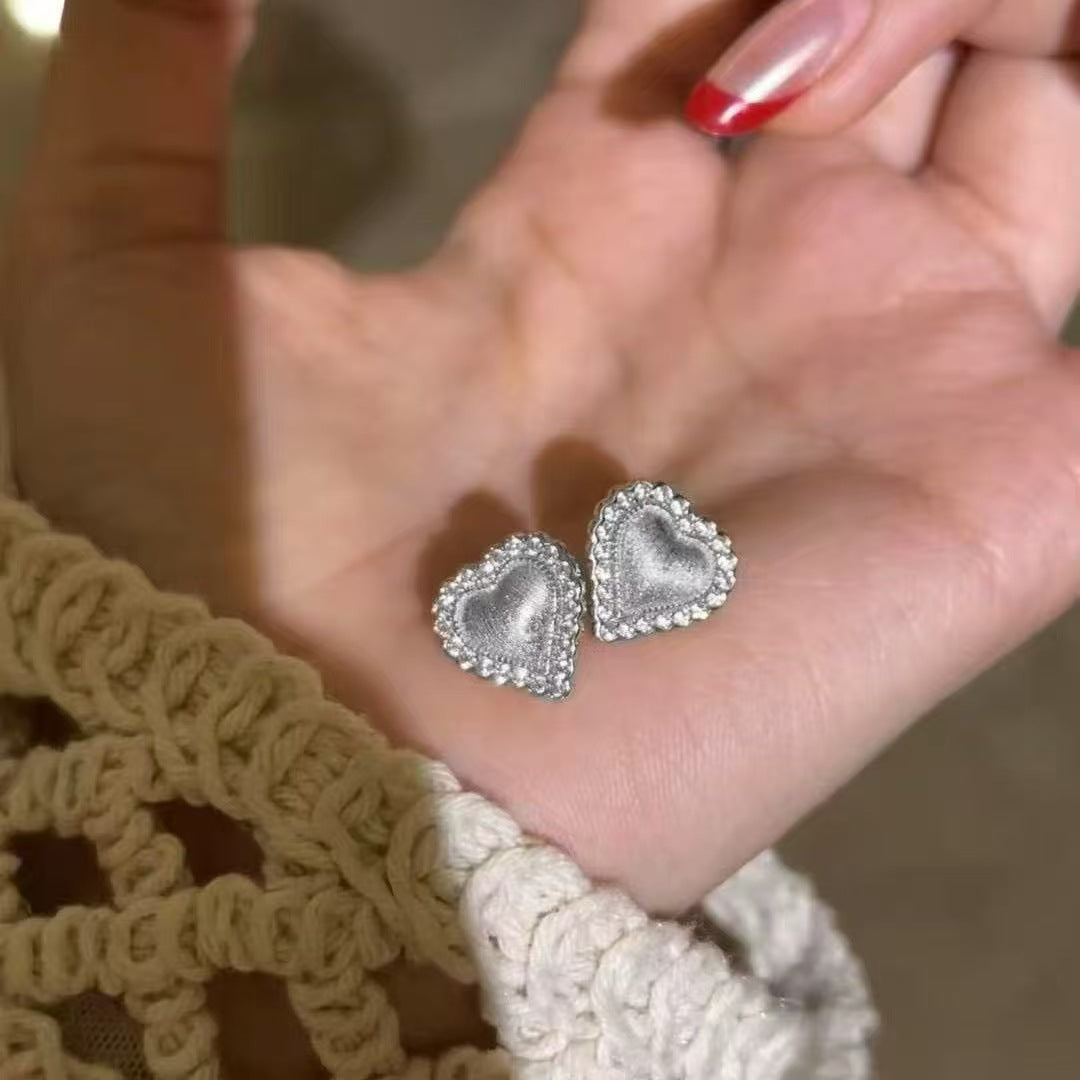 Vintage Style Brushed Craft Heart Earrings Light Luxury High-end Fashion Heart-shaped Simple Petite Commuting Versatile Earrings