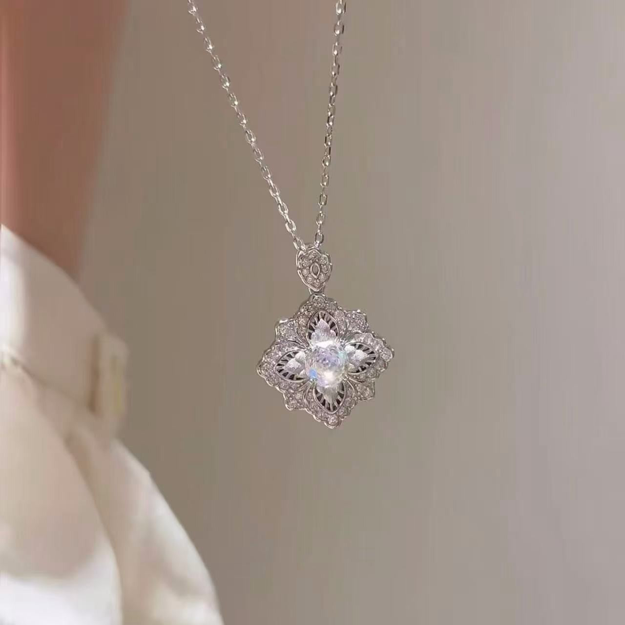 Brushed Craft Cloth Home Style High Carbon Diamond Lucky Four-Leaf Clover Necklace French Retro Palace Style Exquisite High-End Feel