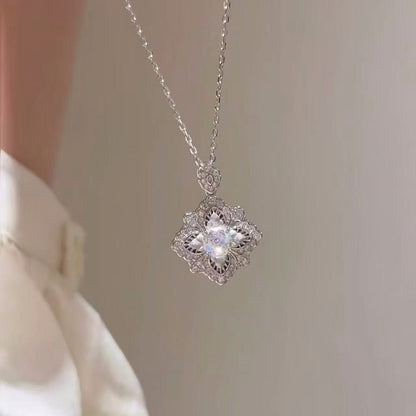 Brushed Craft Cloth Home Style High Carbon Diamond Lucky Four-Leaf Clover Necklace French Retro Palace Style Exquisite High-End Feel