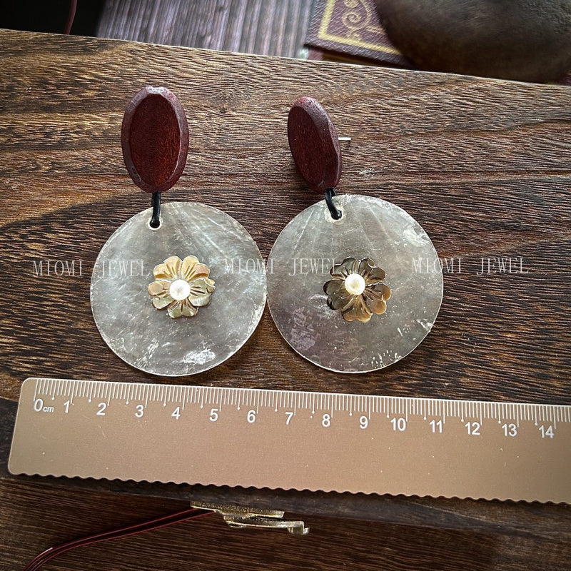 Monies Style Natural Fritillary Black Disc Shell Carved Flower Pearl Earrings Wooden Earrings Exaggerated Studs Handmade Earrings