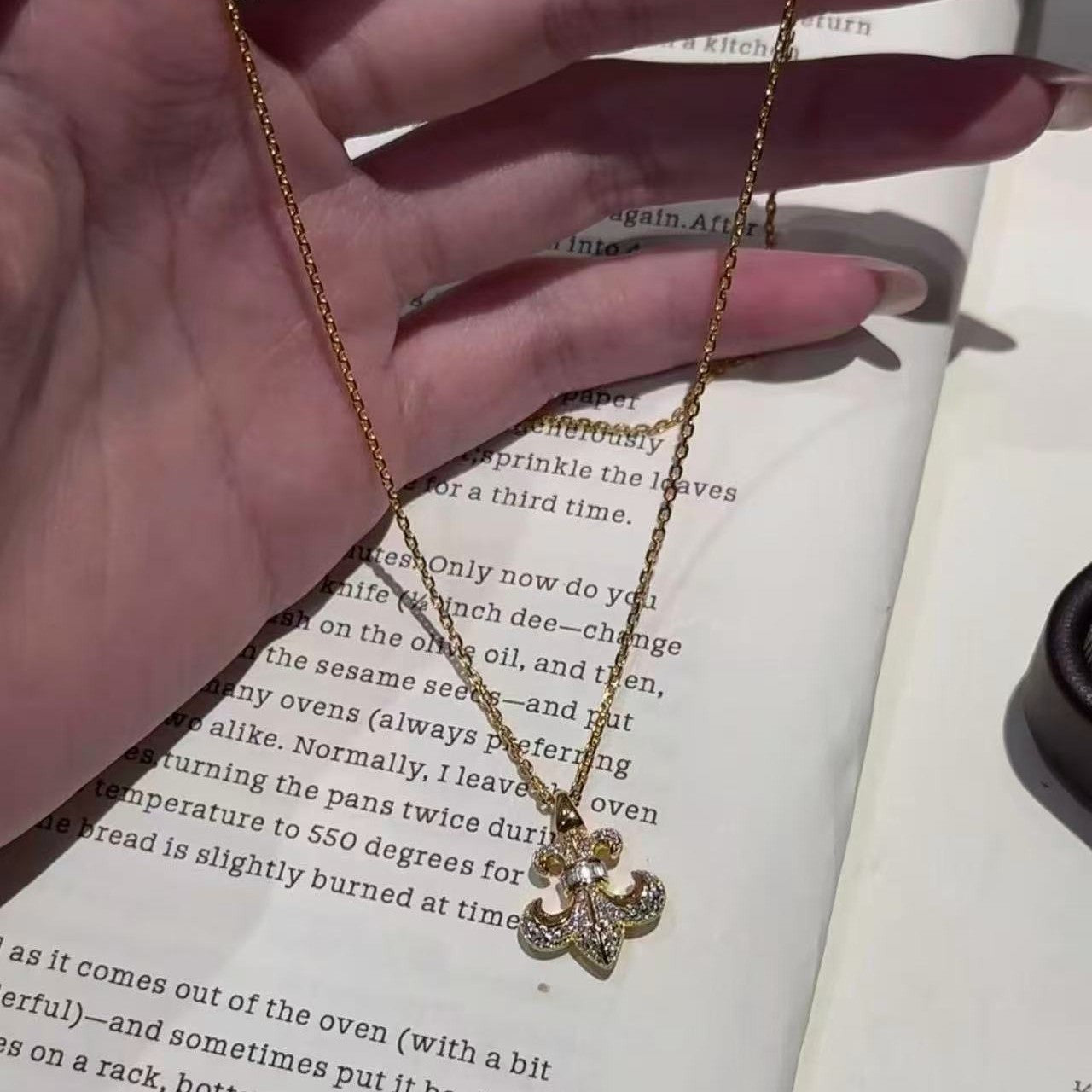 Vintage Fashion High Carbon Diamond Iris Necklace High-end Versatile Punk European and American Collarbone Chain