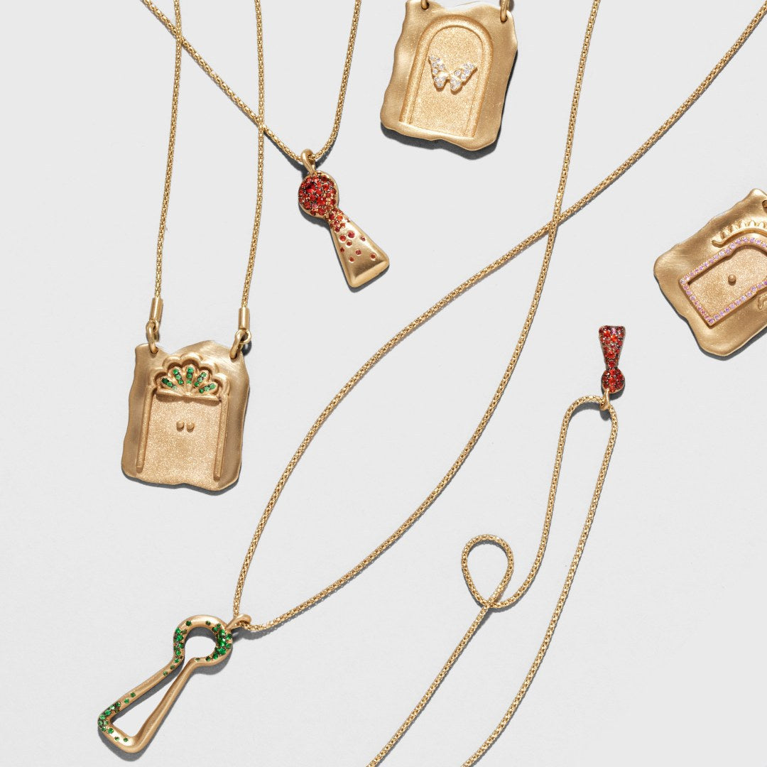 Vintage Element Tarot Card Open and Close Necklace Butterfly Gate of Rebirth Inlaid Diamond Pendant Design Heavy Craft Gold-Plated Jewelry