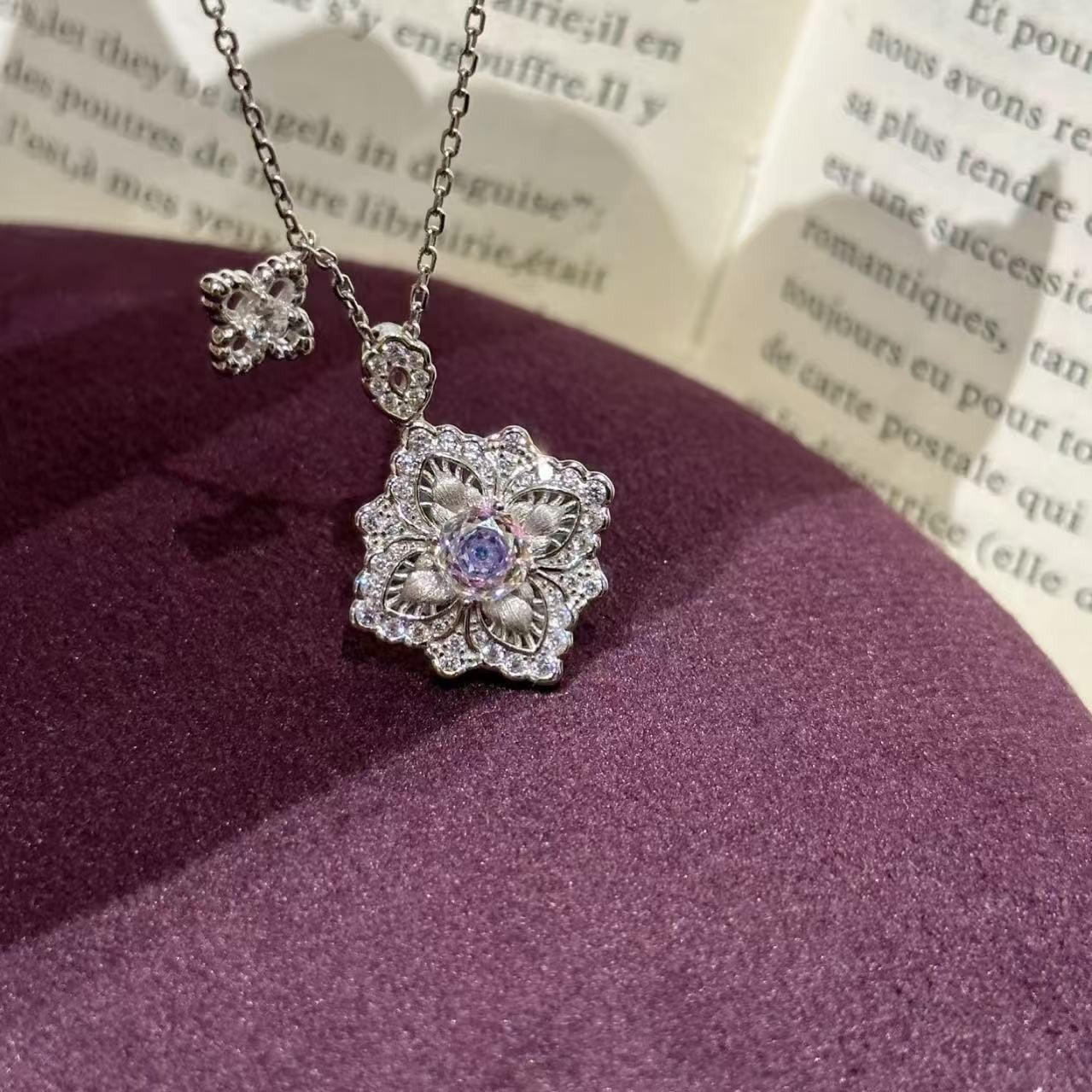 Brushed Craft Cloth Home Style High Carbon Diamond Lucky Four-Leaf Clover Necklace French Retro Palace Style Exquisite High-End Feel