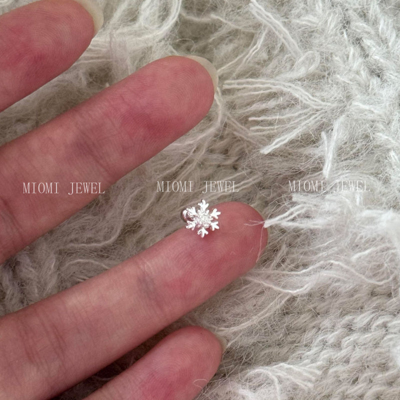 S925 Sterling Silver Snowflake Stud Earrings for Women, Niche Design, Simple and Versatile, Korean Christmas Ear Piercing Jewelry