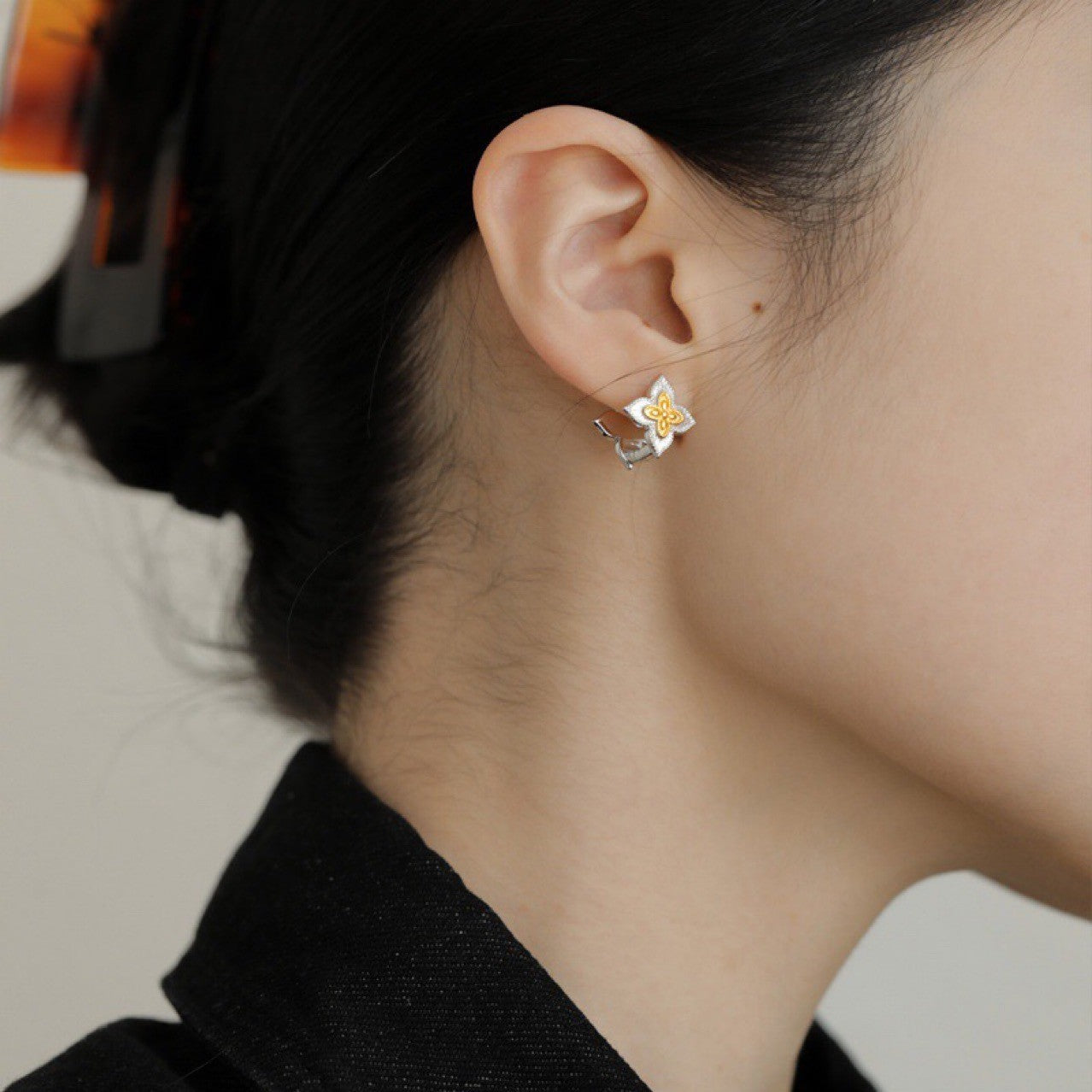 Korean Version Gold and Silver Color Matching 925 Silver Tang Grass Pattern Four-leaf Clover Ear Buckle Earrings for Women casual fashion Trend Personality