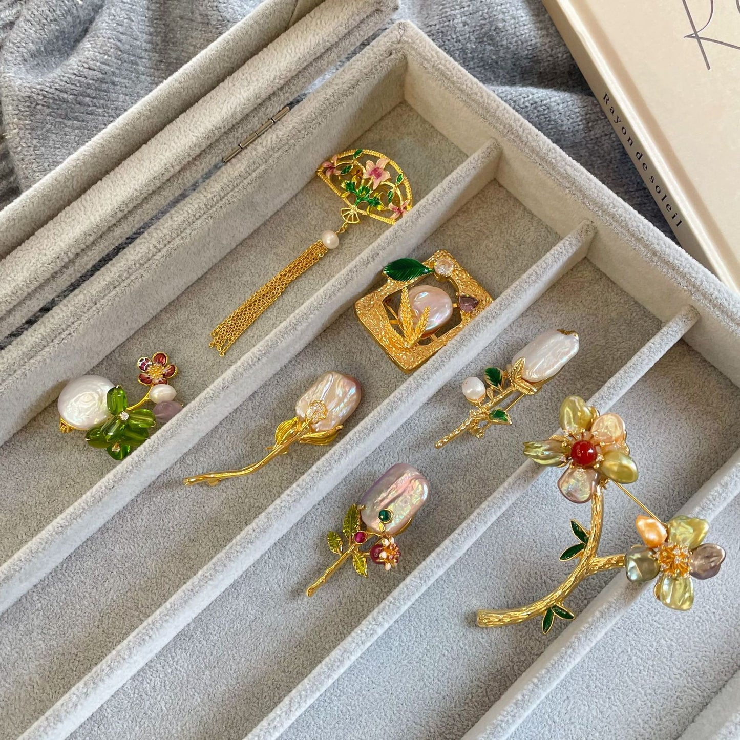 Baroque Pearl Tassel Floral Brooch Fashion Niche Pin ins Premium Suit Brooch
