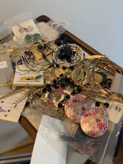 [Old stuff Stock] 30-40 pcs Mystery Jewelry jar old stuff lots of years