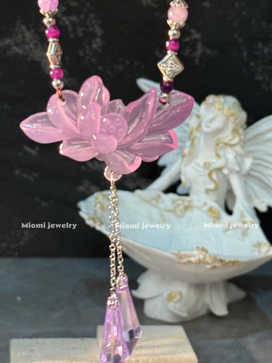 Lotus necklace with adjustable length