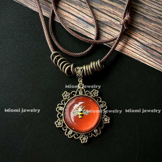 Vintage Bohemian Style Exaggerated Retro Glass Inlaid Adjustable Enamel Bee Necklace whimsical