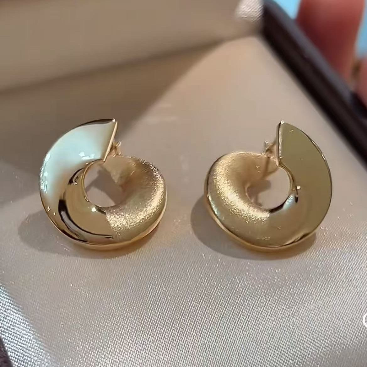 Brushed Craft Swirl Irregular Exaggerated Large Earrings Light Luxury High-end Minimalist Personality Asymmetrical