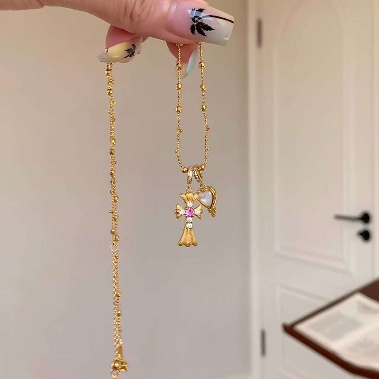 Brushed Craft American Retro Cross Heart White Shell Fairy Chain Necklace Niche Design Light Luxury High-end Feel