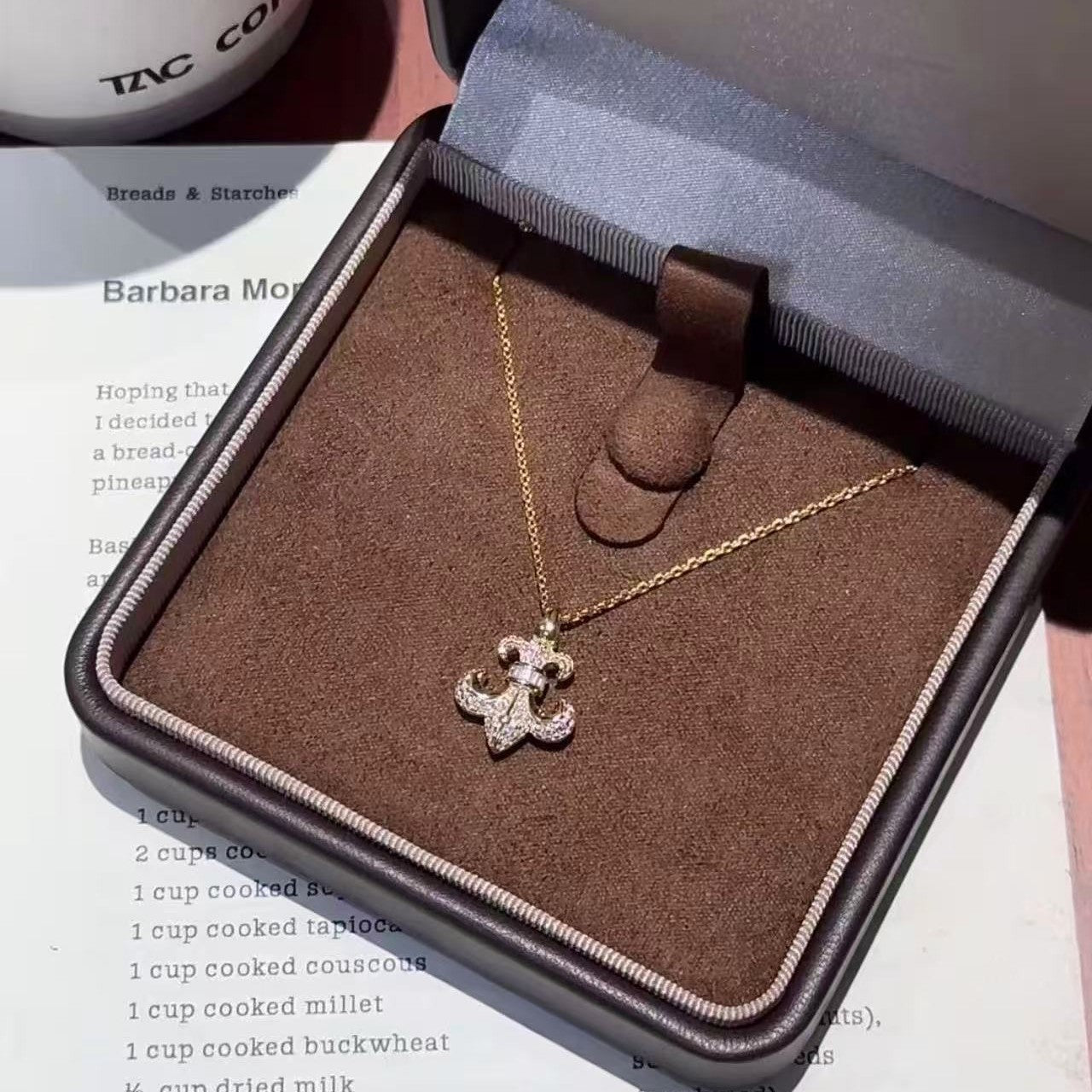 Vintage Fashion High Carbon Diamond Iris Necklace High-end Versatile Punk European and American Collarbone Chain