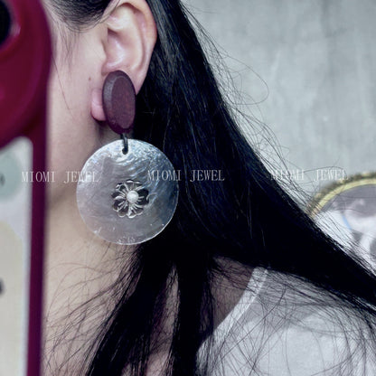 Monies Style Natural Fritillary Black Disc Shell Carved Flower Pearl Earrings Wooden Earrings Exaggerated Studs Handmade Earrings