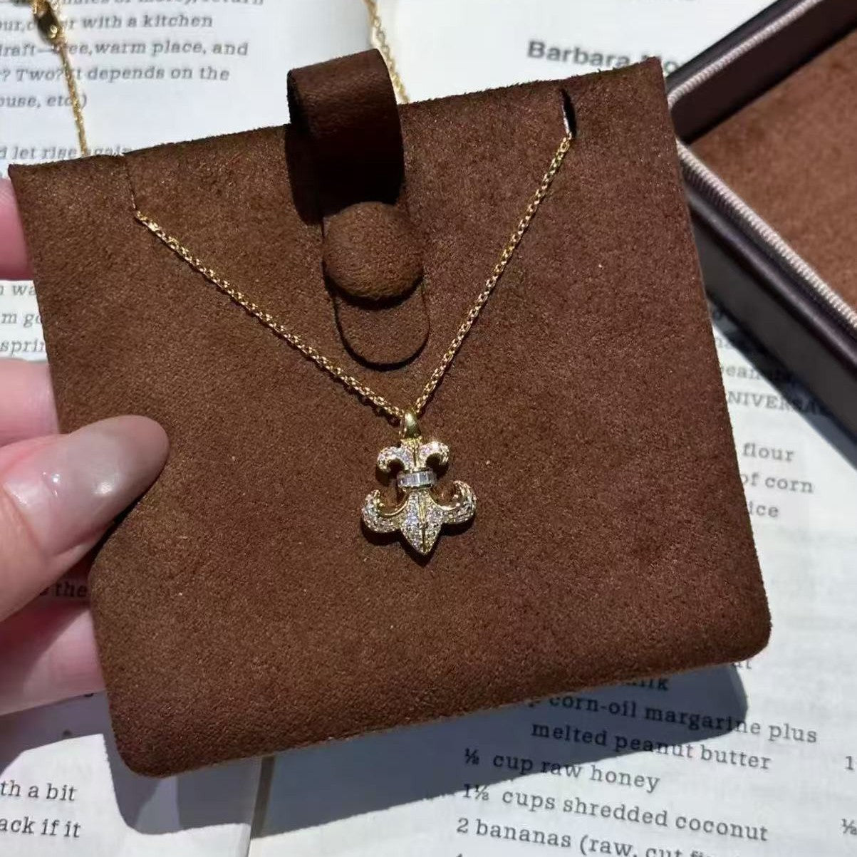 Vintage Fashion High Carbon Diamond Iris Necklace High-end Versatile Punk European and American Collarbone Chain