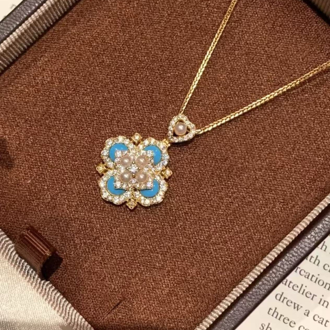 Light Luxury Retro Palace Style Blue Turquoise Pearl Four-Leaf Clover Necklace Light Luxury High-End Clavicle Chain