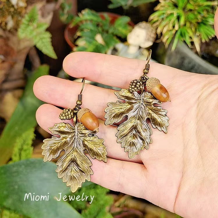 Forest-Style Handmade Vintage Creative Fresh Minimalist Necklace for Women - with Baby's Breath Dried Flowers, Preserved Plants & Glass Cover, Versatile