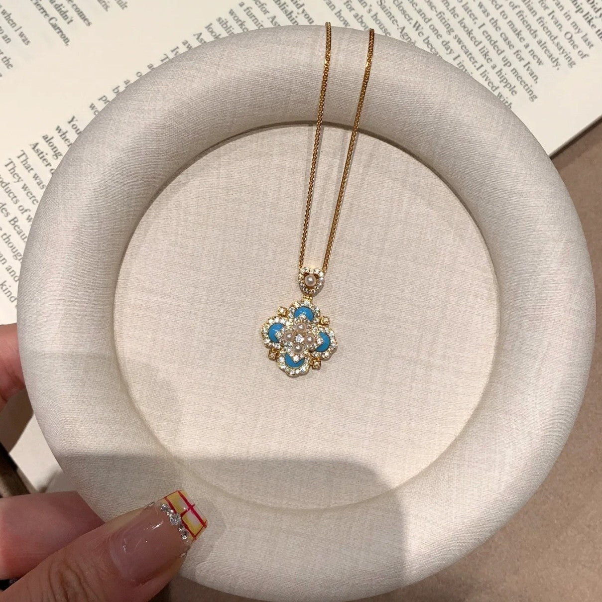 Light Luxury Retro Palace Style Blue Turquoise Pearl Four-Leaf Clover Necklace Light Luxury High-End Clavicle Chain