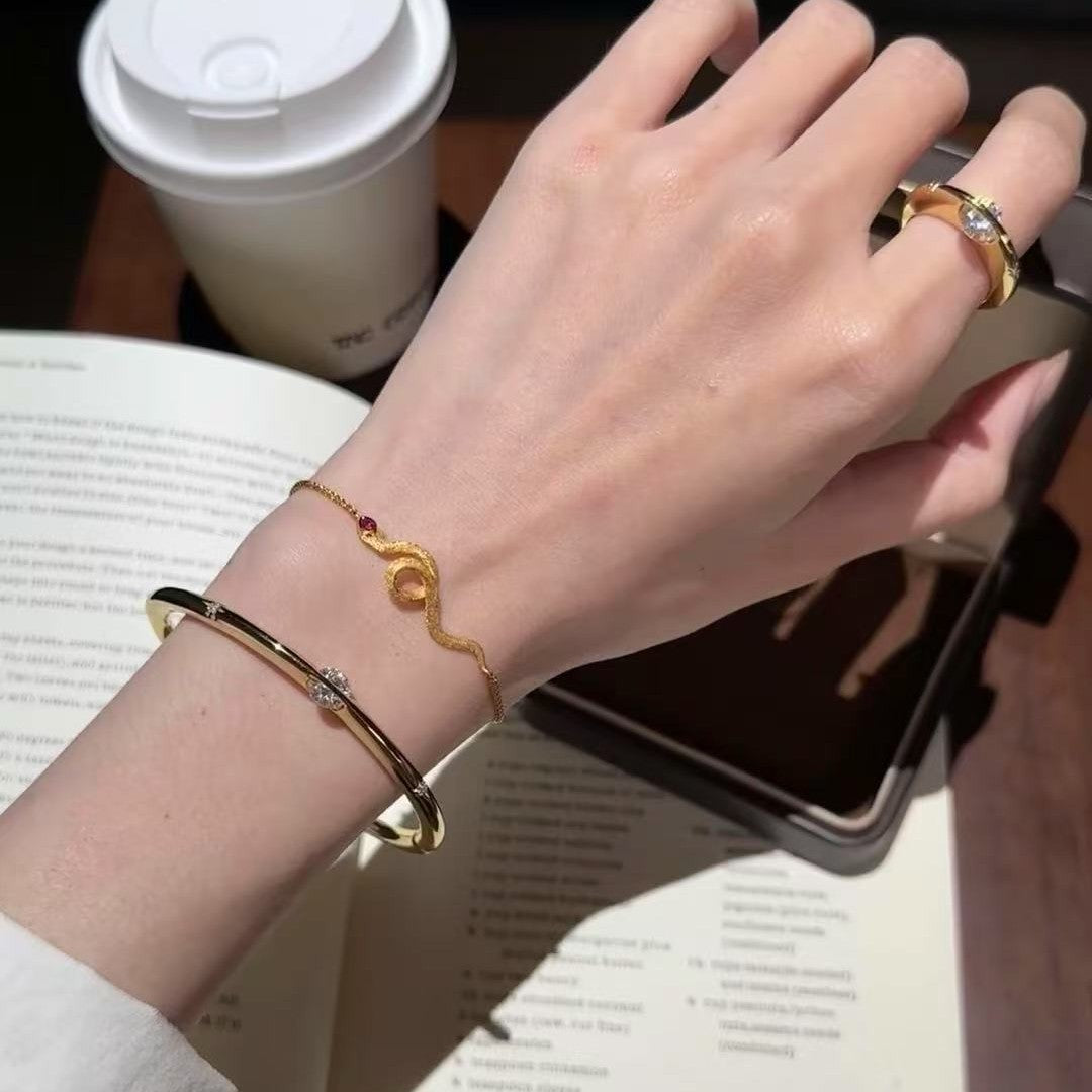 Brushed Craft Ruby Snake Bracelet Fashionable Exquisite Elegant Versatile Light Luxury Niche Retro Pearl