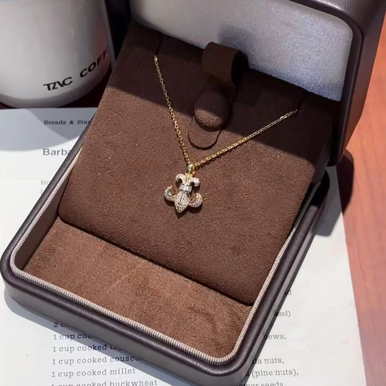 Vintage Fashion High Carbon Diamond Iris Necklace High-end Versatile Punk European and American Collarbone Chain