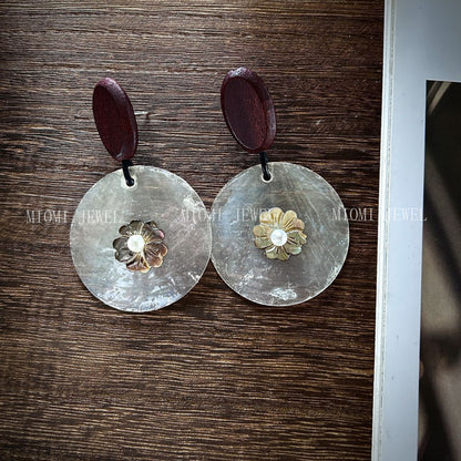 Monies Style Natural Fritillary Black Disc Shell Carved Flower Pearl Earrings Wooden Earrings Exaggerated Studs Handmade Earrings