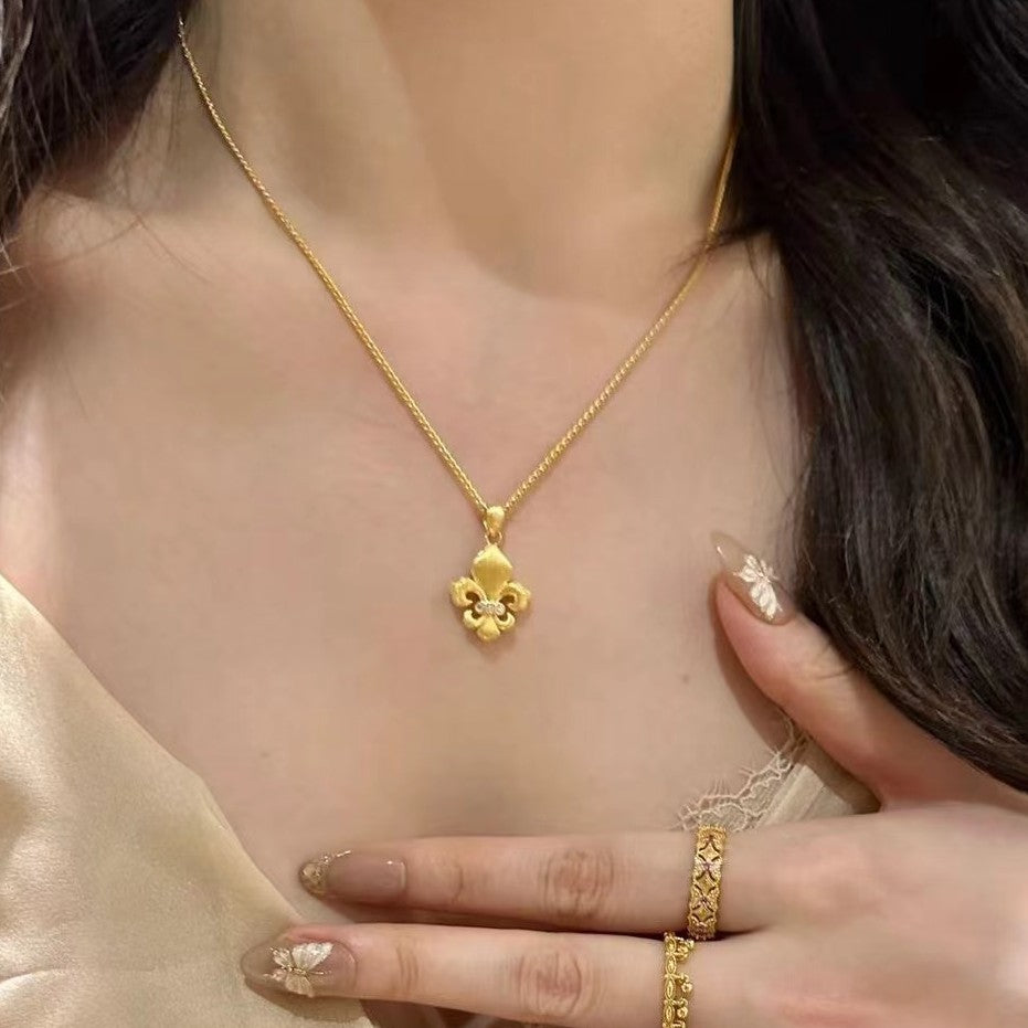 Italian Craft Vintage Style Brushed Craft Double-Sided Brushed Iris Flower Necklace Light Luxury Style High-End Collarbone Chain