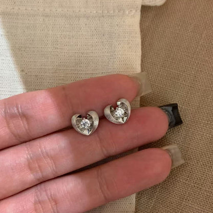 Sterling Silver S925 High Carbon Diamond Heart Brushed Earrings Light Luxury Dynamic Personality Small Exquisite Unique Stunning Earrings