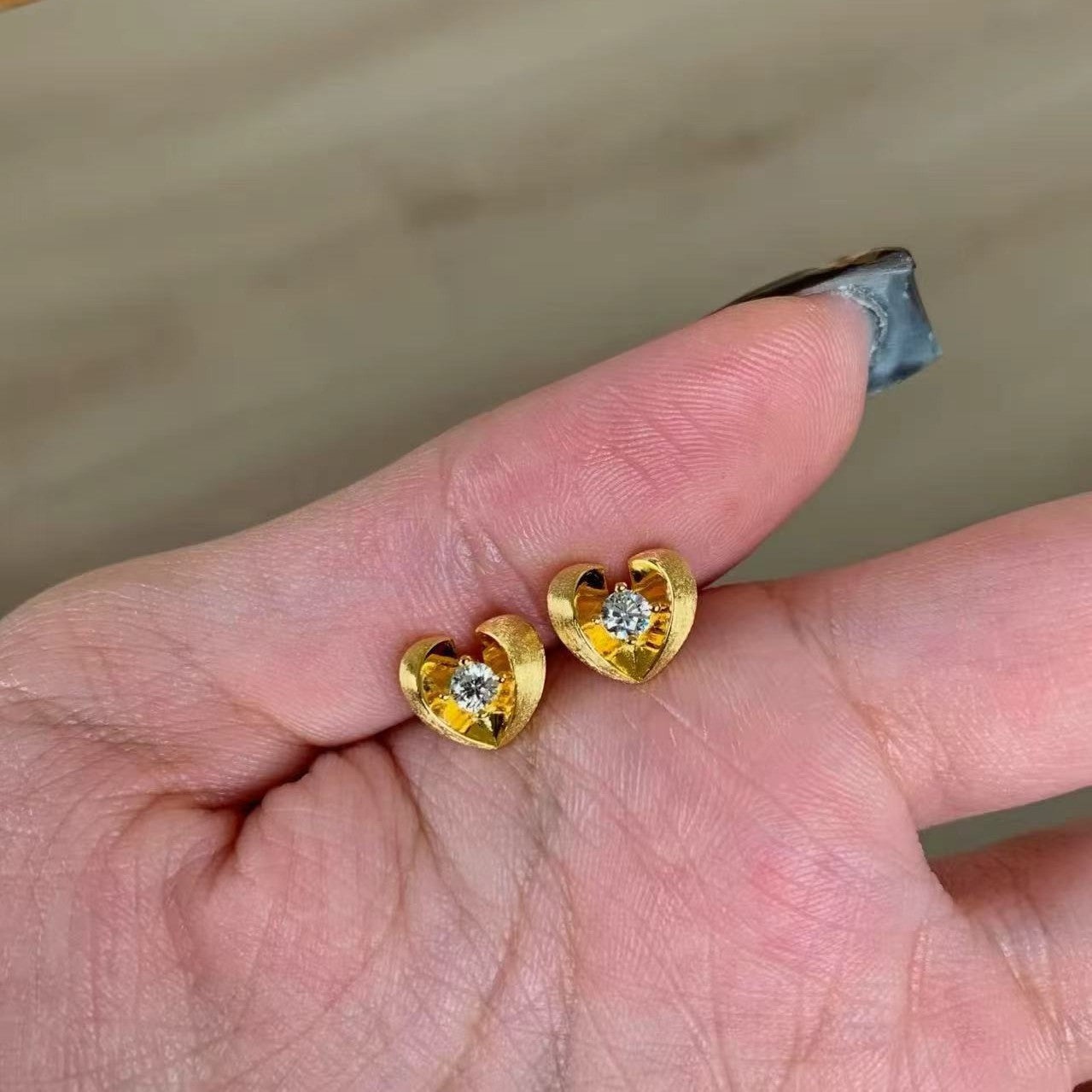 Sterling Silver S925 High Carbon Diamond Heart Brushed Earrings Light Luxury Dynamic Personality Small Exquisite Unique Stunning Earrings